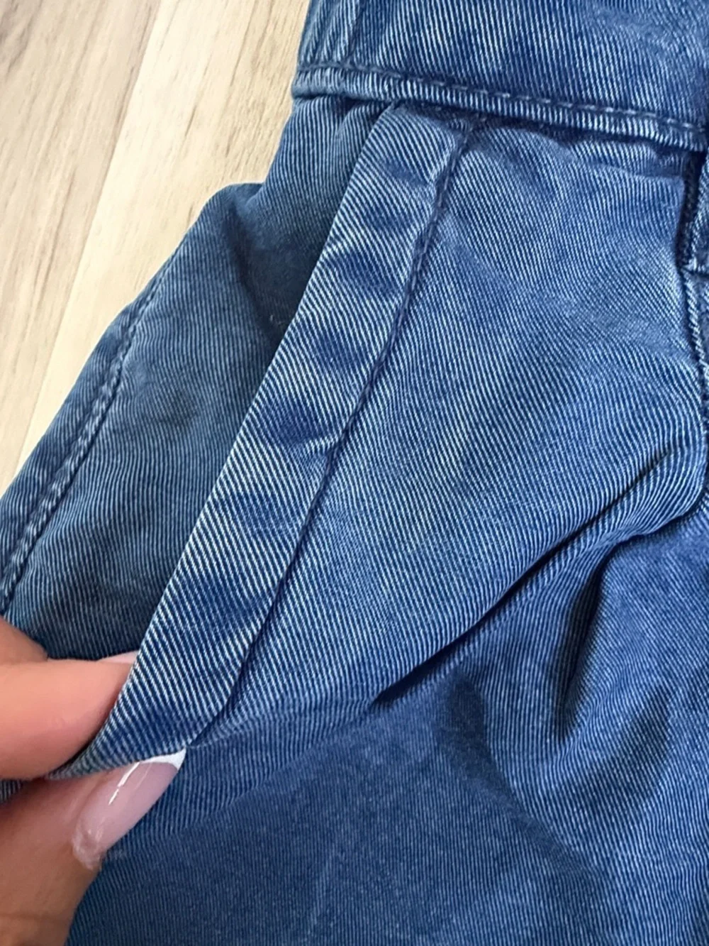 American Eagle Outfitters Navy Blue Pleated Denim Shorts size 000